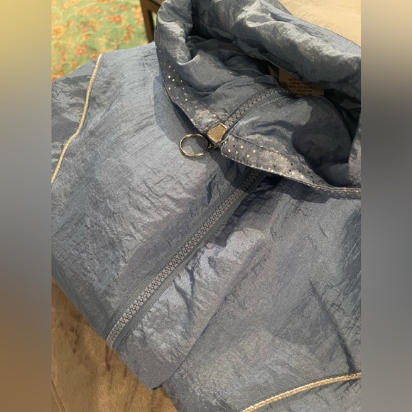 Vintage Women’s 90s windbreaker - Light Blue with Silver Accents - Picture 7 of 7